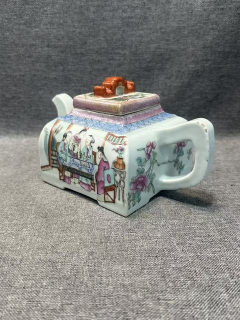 古玩陶瓷清晚期粉彩人物故事紋四方壺拍賣，當前價格18888元