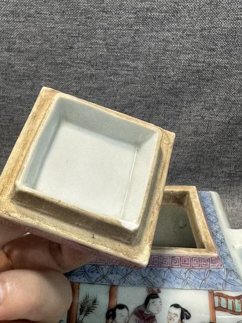 古玩陶瓷清晚期粉彩人物故事紋四方壺拍賣，當前價格18888元