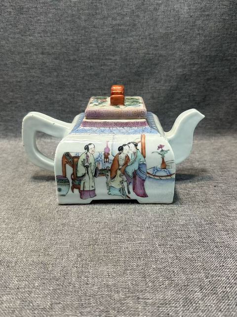 古玩陶瓷清晚期粉彩人物故事紋四方壺拍賣，當前價格18888元