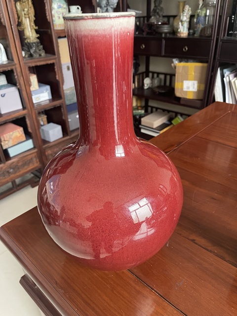 古玩陶瓷紅釉天球瓶真品鑒賞圖