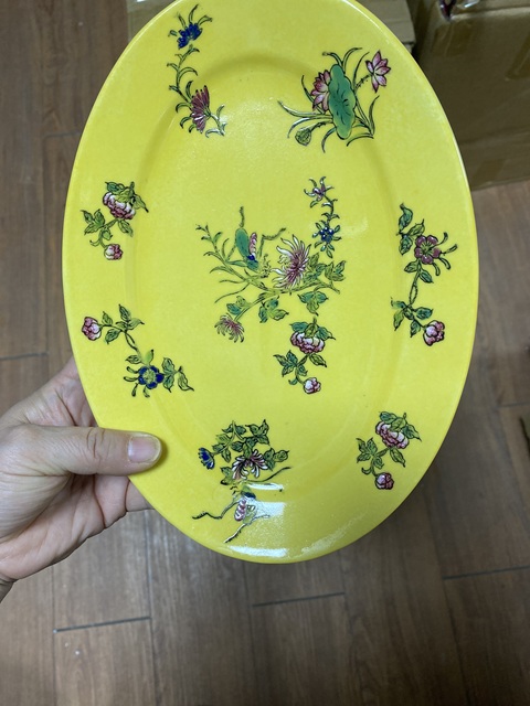 古玩陶瓷黃地粉彩花卉紋盤真品鑒賞圖