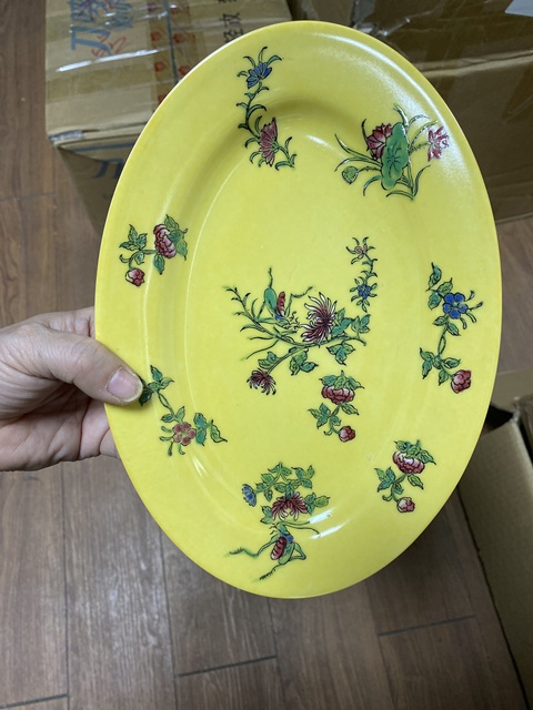 古玩陶瓷黃地粉彩花卉紋盤真品鑒賞圖