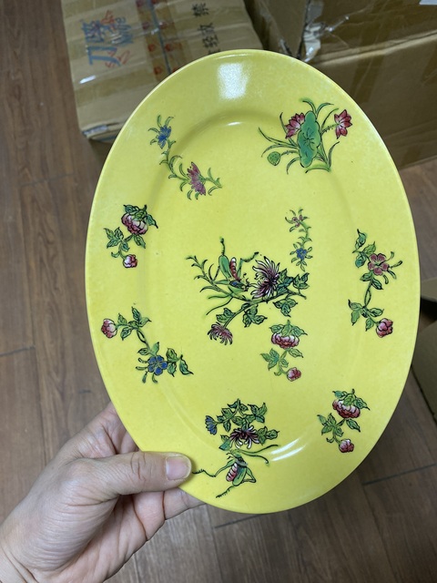 古玩陶瓷黃地粉彩花卉紋盤真品鑒賞圖