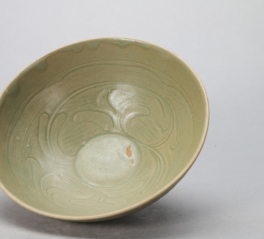 古玩陶瓷龍泉青瓷刻花碗真品鑒賞圖