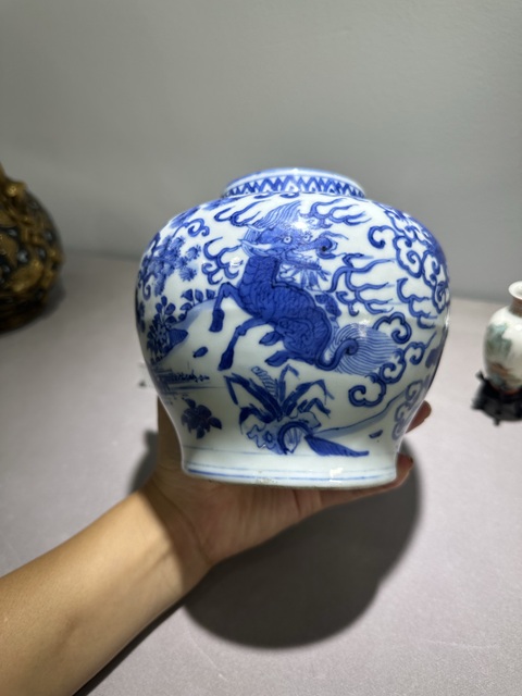 古玩陶瓷青花瑞獸紋罐真品鑒賞圖