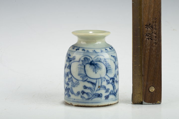 古玩陶瓷清中·青花纏枝花卉紋水呈真品鑒賞圖