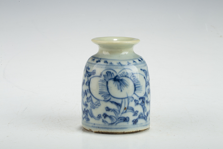 古玩陶瓷清中·青花纏枝花卉紋水呈真品鑒賞圖