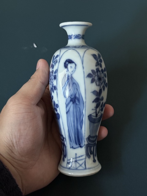 古玩陶瓷清·康熙玉字款仕女花卉紋青花瓶全品拍賣,當前價格5800元