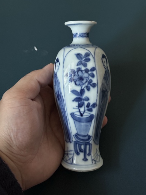 古玩陶瓷清·康熙玉字款仕女花卉紋青花瓶全品拍賣,當前價格5800元