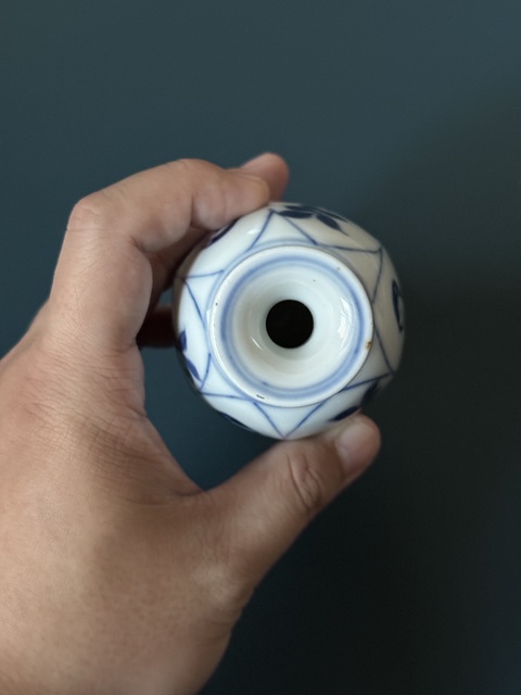 古玩陶瓷清·康熙玉字款仕女花卉紋青花瓶全品拍賣,當前價格5800元