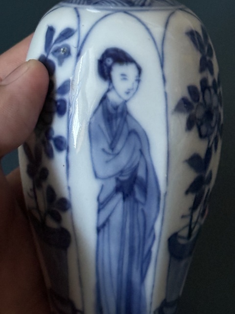 古玩陶瓷清·康熙玉字款仕女花卉紋青花瓶全品拍賣,當前價格5800元