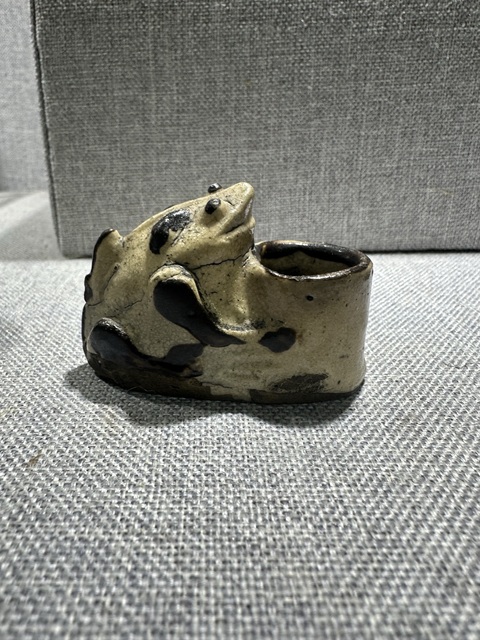 古玩陶瓷白釉褐彩蛙型水盂真品鑒賞圖