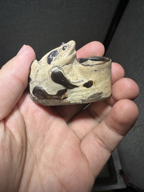 古玩陶瓷白釉褐彩蛙型水盂真品鑒賞圖