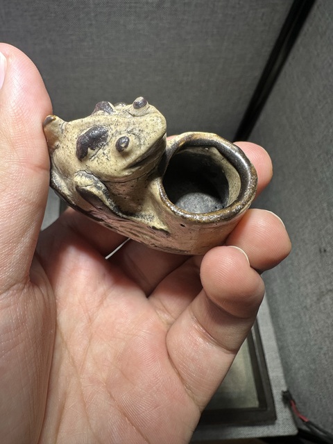 古玩陶瓷白釉褐彩蛙型水盂真品鑒賞圖