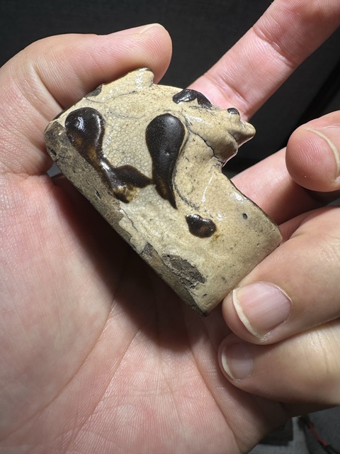 古玩陶瓷白釉褐彩蛙型水盂真品鑒賞圖