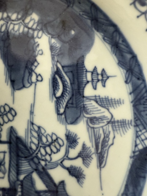 古玩陶瓷樓臺亭閣山水紋青花盤真品鑒賞圖