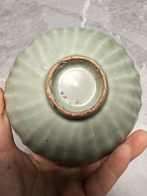 古玩陶瓷龍泉青瓷刻仰蓮紋斂口碗真品鑒賞圖