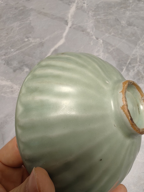 古玩陶瓷龍泉青瓷刻仰蓮紋斂口碗真品鑒賞圖