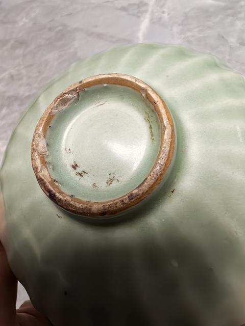 古玩陶瓷龍泉青瓷刻仰蓮紋斂口碗真品鑒賞圖