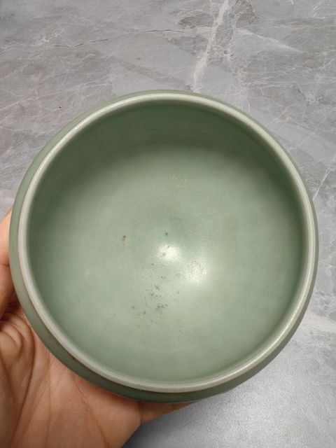 古玩陶瓷龍泉青瓷刻仰蓮紋斂口碗真品鑒賞圖