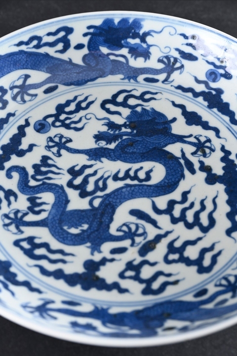 古玩陶瓷龍紋青花盤真品鑒賞圖