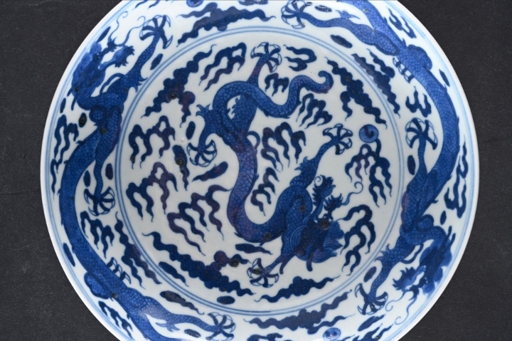 古玩陶瓷龍紋青花盤真品鑒賞圖