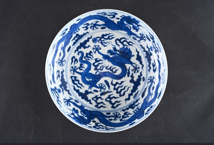 古玩陶瓷龍紋青花盤真品鑒賞圖