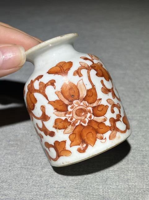 古玩陶瓷礬紅花卉紋水盂真品鑒賞圖
