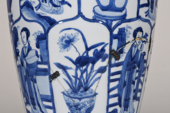 古玩陶瓷樹(shù)葉款仕女花卉紋青花瓶真品鑒賞圖