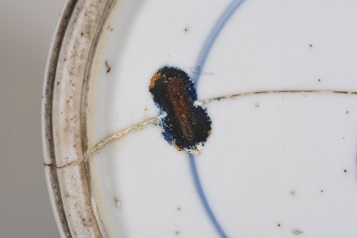 古玩陶瓷樹(shù)葉款仕女花卉紋青花瓶真品鑒賞圖