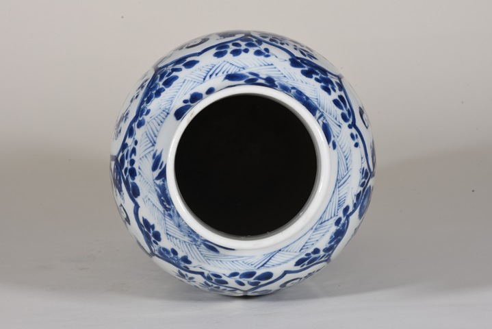 古玩陶瓷樹(shù)葉款仕女花卉紋青花瓶真品鑒賞圖