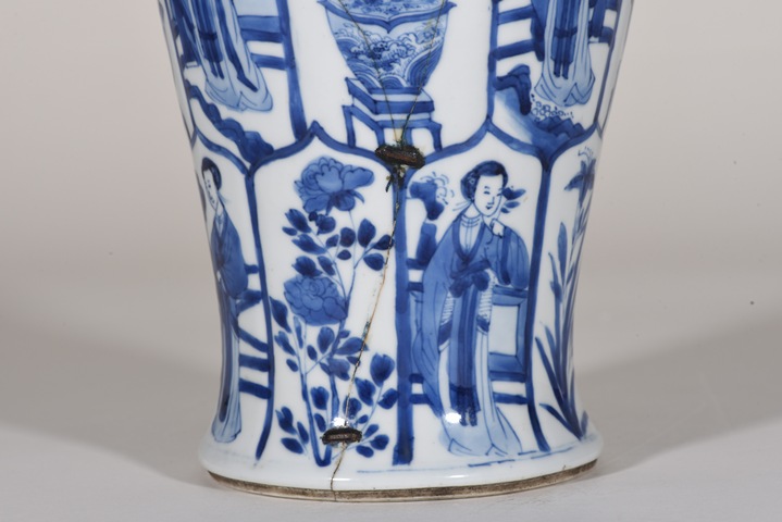 古玩陶瓷樹(shù)葉款仕女花卉紋青花瓶真品鑒賞圖