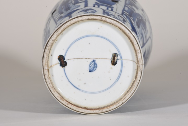 古玩陶瓷樹(shù)葉款仕女花卉紋青花瓶真品鑒賞圖