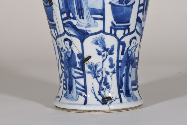 古玩陶瓷樹(shù)葉款仕女花卉紋青花瓶真品鑒賞圖