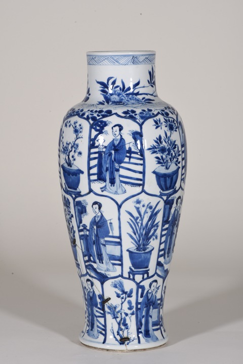 古玩陶瓷樹(shù)葉款仕女花卉紋青花瓶真品鑒賞圖