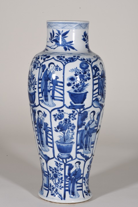 古玩陶瓷樹(shù)葉款仕女花卉紋青花瓶真品鑒賞圖