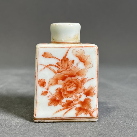 古玩陶瓷礬紅花卉紋鼻煙壺真品鑒賞圖