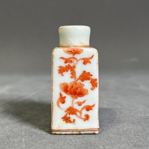 古玩陶瓷礬紅花卉紋鼻煙壺真品鑒賞圖