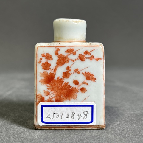 古玩陶瓷礬紅花卉紋鼻煙壺真品鑒賞圖