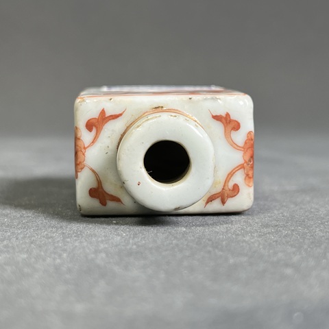 古玩陶瓷礬紅花卉紋鼻煙壺真品鑒賞圖