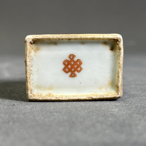 古玩陶瓷礬紅花卉紋鼻煙壺真品鑒賞圖