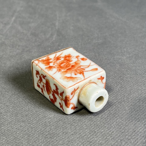 古玩陶瓷礬紅花卉紋鼻煙壺真品鑒賞圖