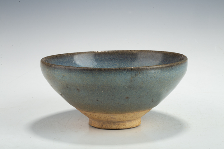 古玩陶瓷元代·鈞瓷紫斑碗 （帶實(shí)物保真卡）拍賣，當(dāng)前價(jià)格15000元