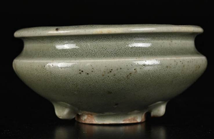 古玩陶瓷龍泉青瓷三足爐真品鑒賞圖