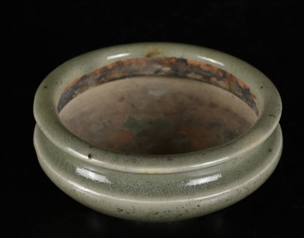 古玩陶瓷龍泉青瓷三足爐真品鑒賞圖