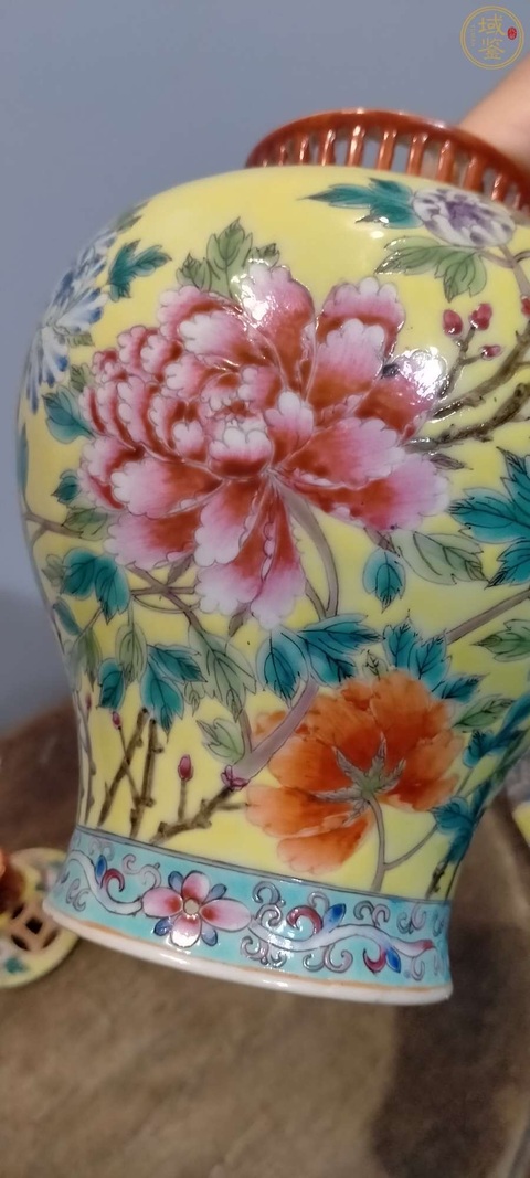 古玩陶瓷黃地粉彩花卉紋蓋瓶真品鑒賞圖