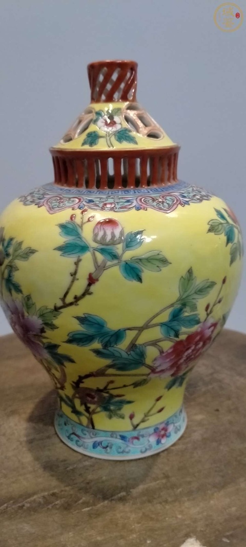 古玩陶瓷黃地粉彩花卉紋蓋瓶真品鑒賞圖
