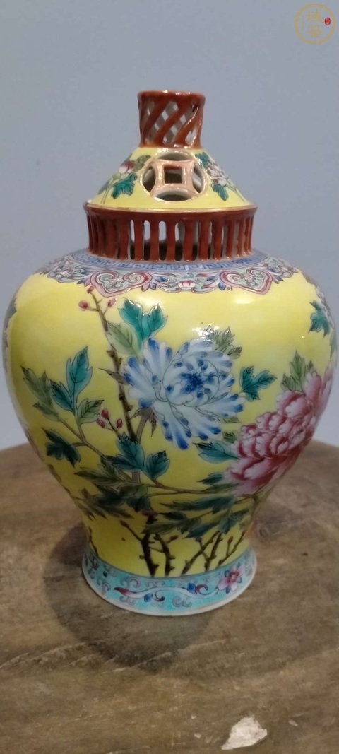 古玩陶瓷黃地粉彩花卉紋蓋瓶真品鑒賞圖