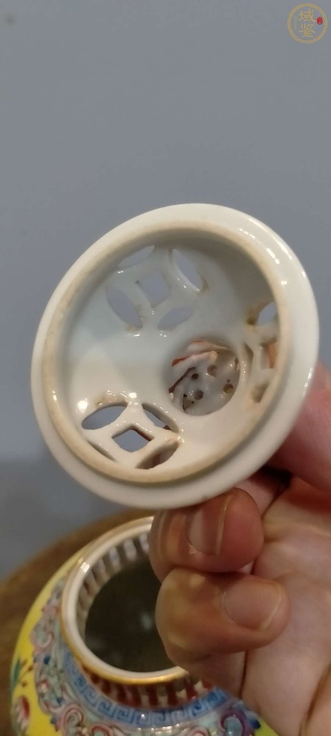 古玩陶瓷黃地粉彩花卉紋蓋瓶真品鑒賞圖