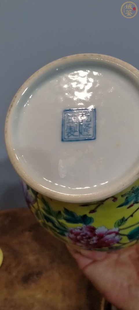 古玩陶瓷黃地粉彩花卉紋蓋瓶真品鑒賞圖